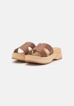 Pier One Leather - Clogs - Cognac 11 Pier One Leather - Clogs - Cognac -Goedkope Pier One winkel 69b4795bfe1f42a7b872d6b88fa8c9c2